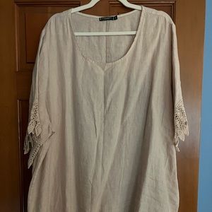 Lungo Larno Linen top with decorative lace in 3X.